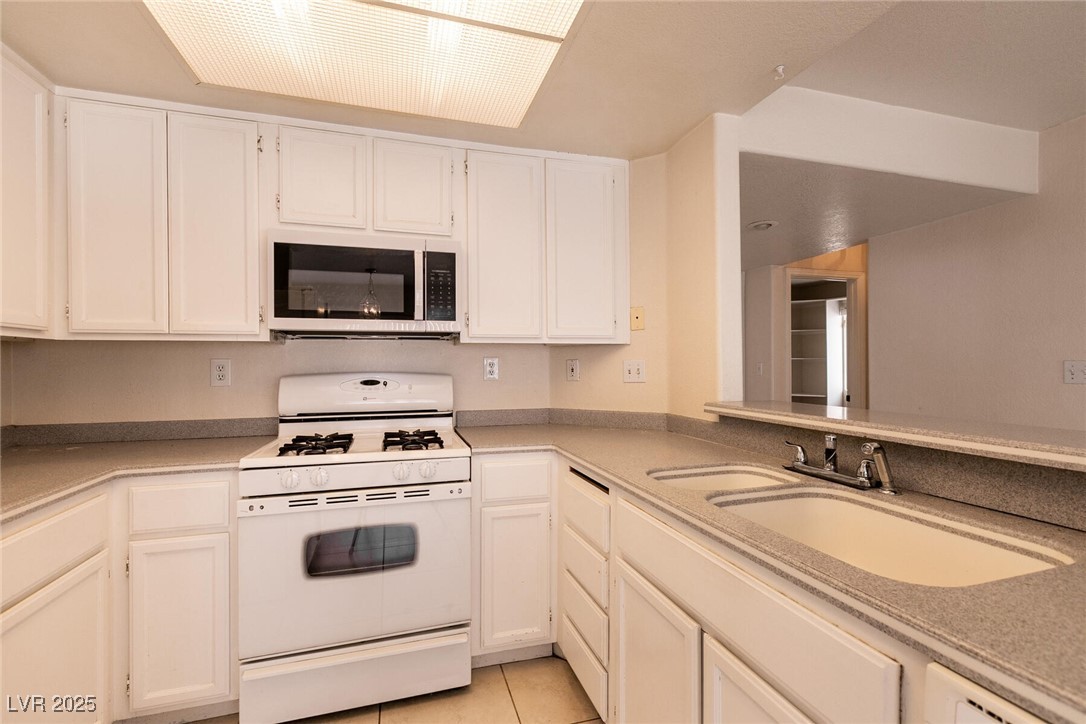 Las Vegas, Nevada 89128, United States, 4 Bedrooms Bedrooms, ,3 BathroomsBathrooms,Residential,Pending,113467