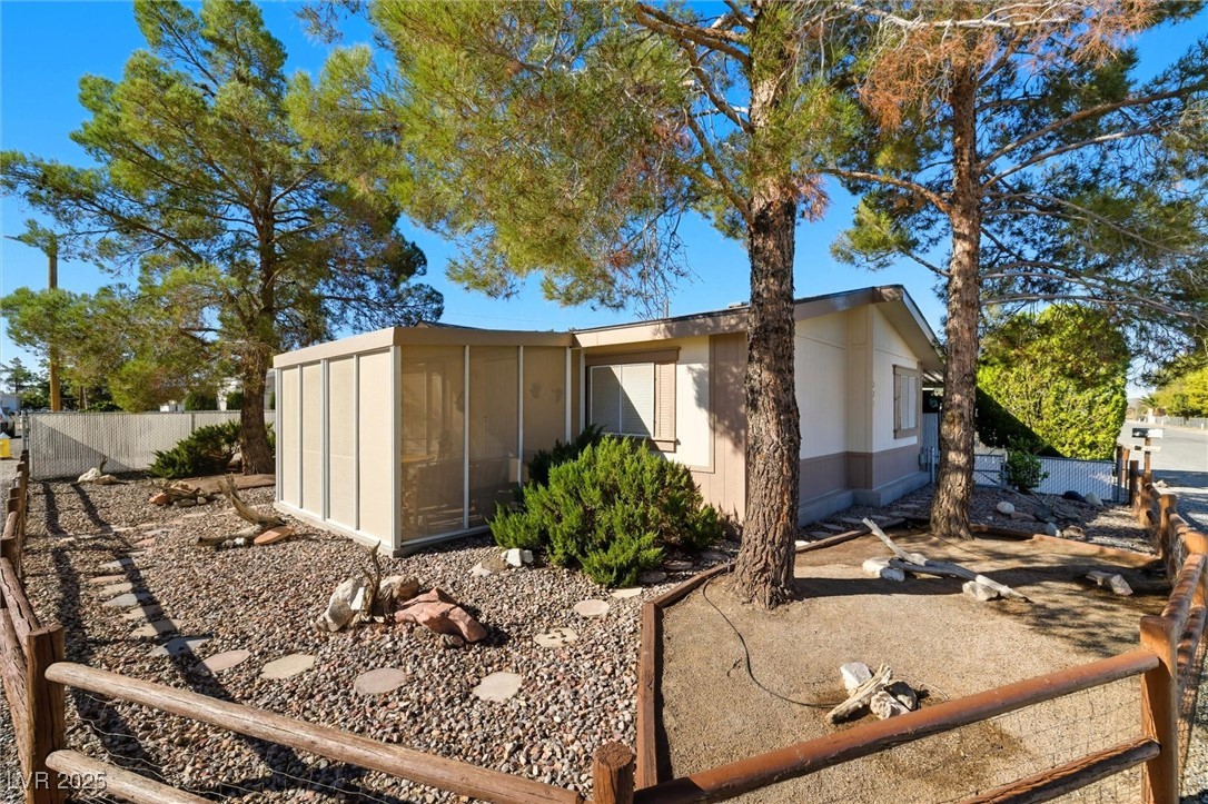 221 W Ivy Lane
