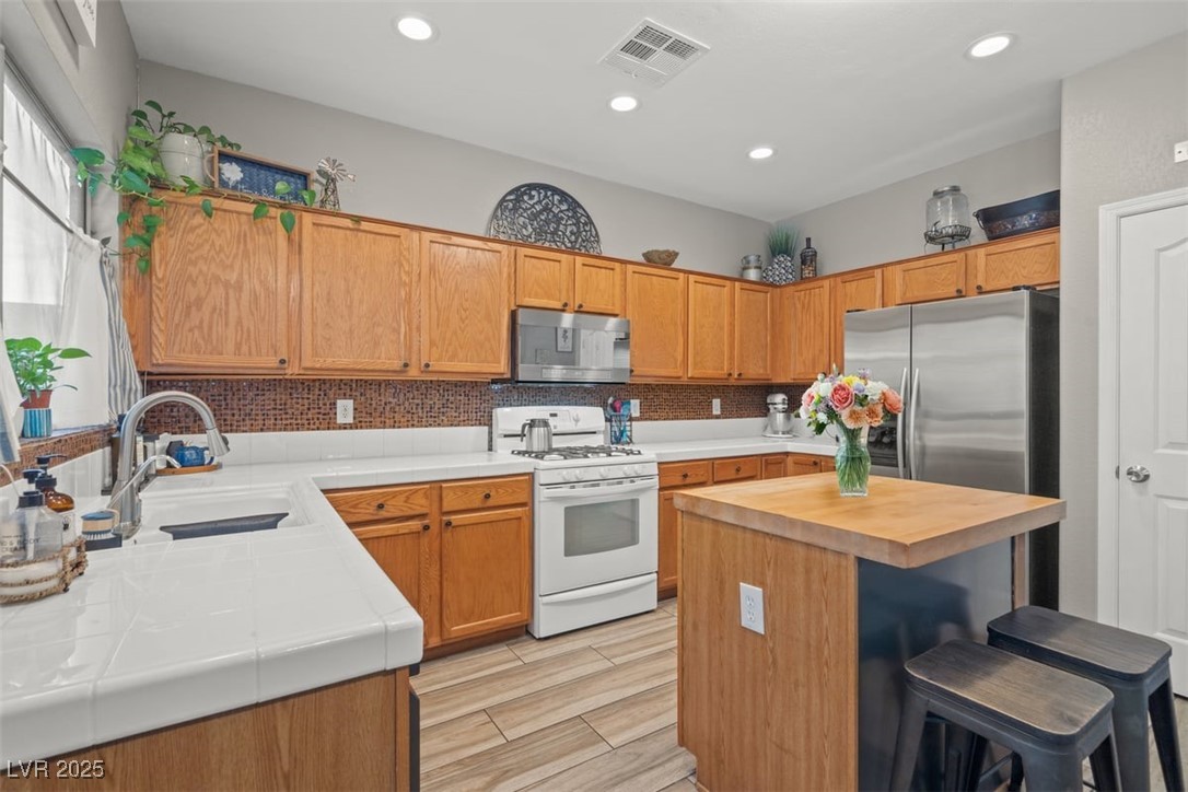 Las Vegas, Nevada 89130, United States, 3 Bedrooms Bedrooms, ,3 BathroomsBathrooms,Residential,Active,214153