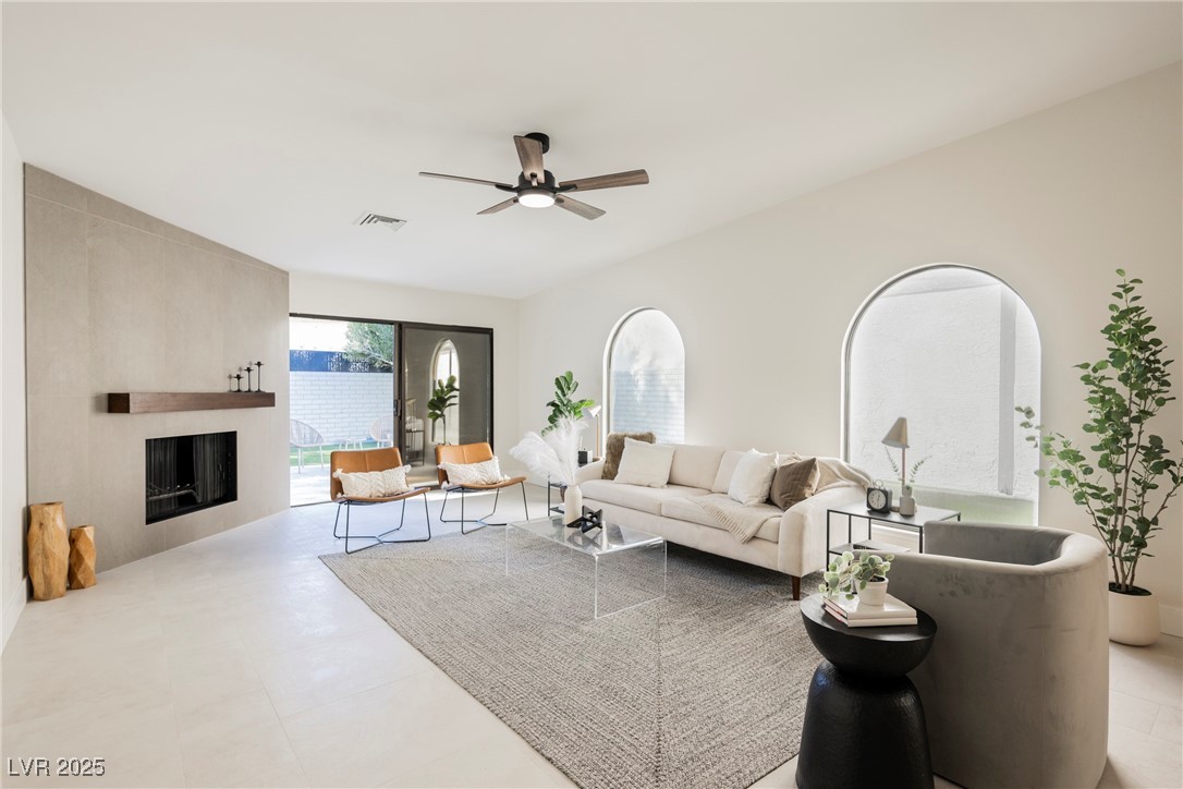 2116 Plaza Del Fuentes