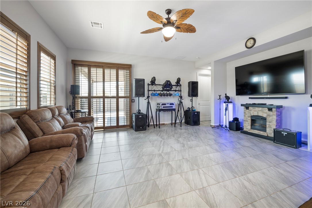 1941 W Pondering Avenue