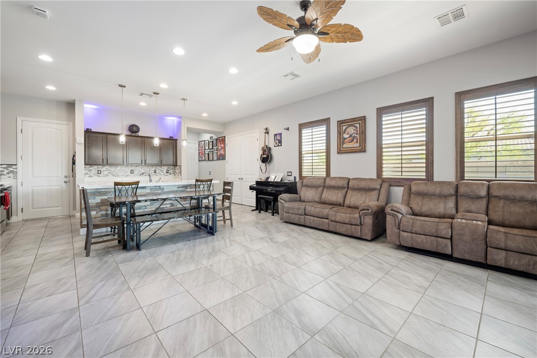 1941 W Pondering Avenue