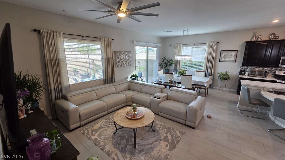 652 Longfeather Street