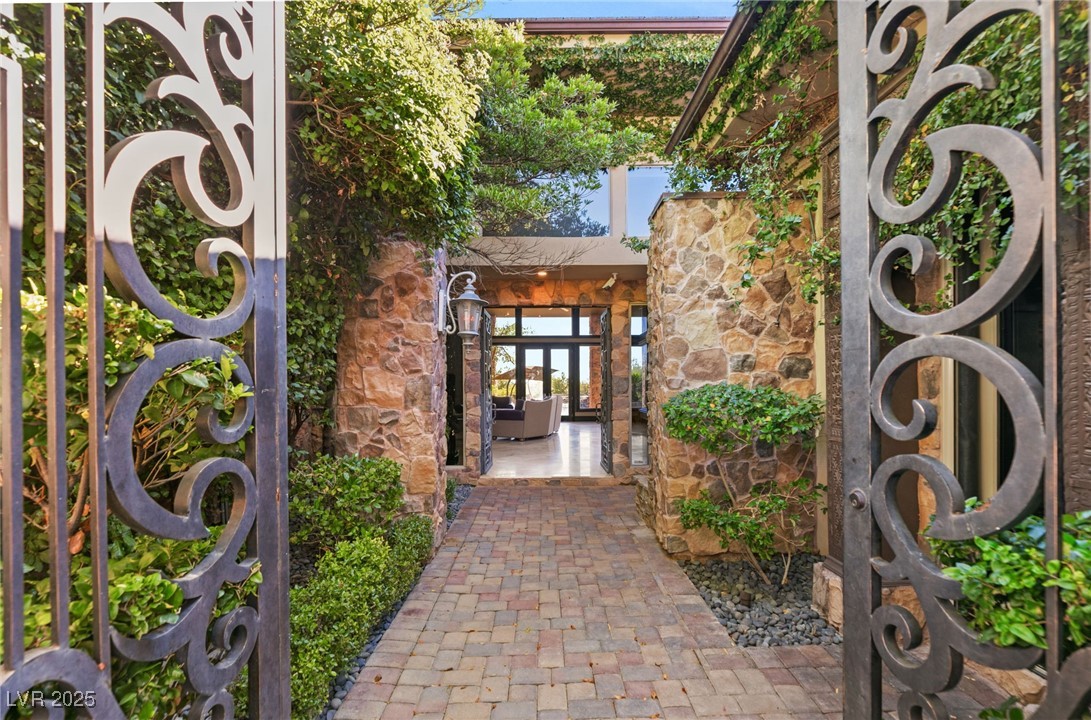 33 Promontory Ridge Drive