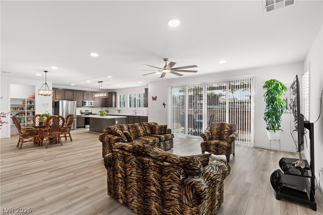 1422 Crimson Sunbird Avenue