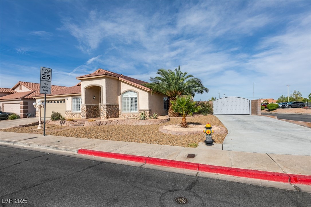 1050 Featherwood Avenue