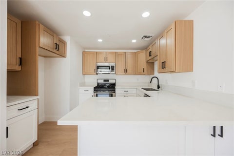 Townhouse For Sale - 6783 Ledgewood Drive<br/> Las Vegas, NV 89103