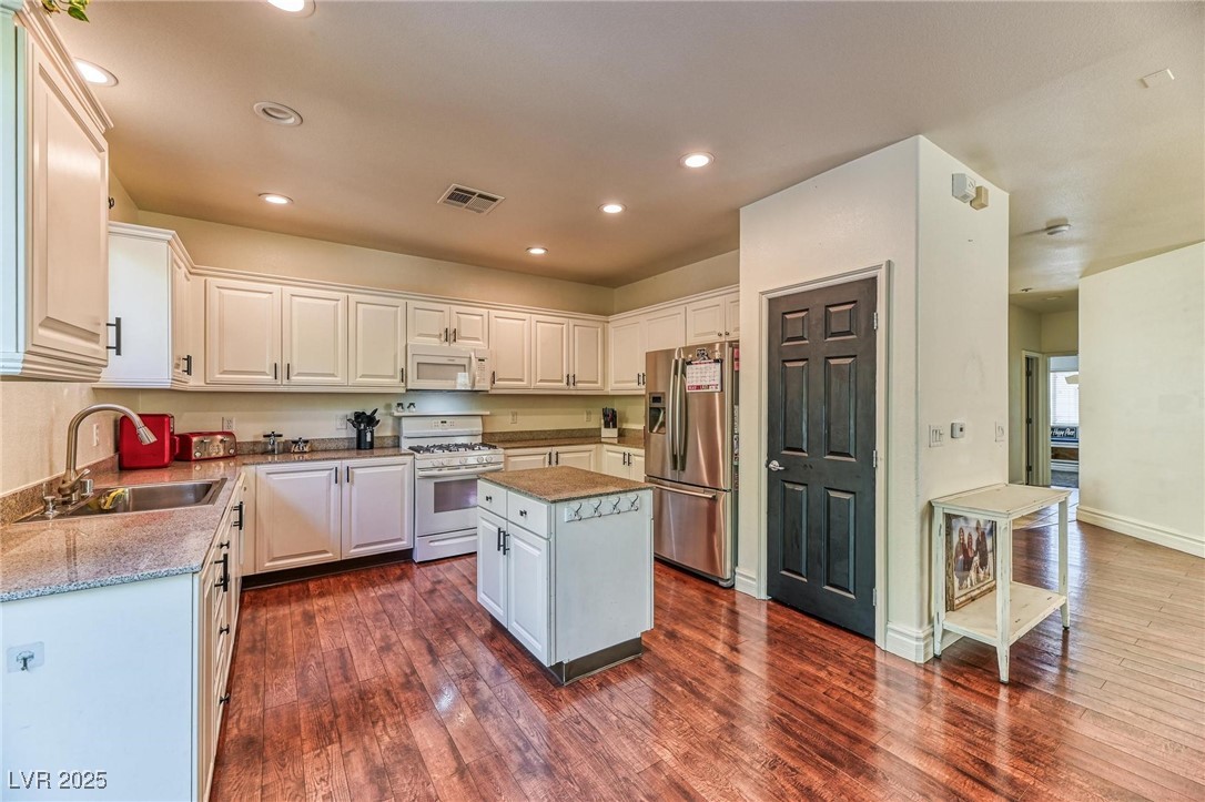 9692 Waukegan Avenue, Las Vegas, Nevada image 7