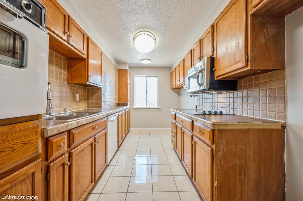 Properties 4 745 N Royal Crest Circle 157