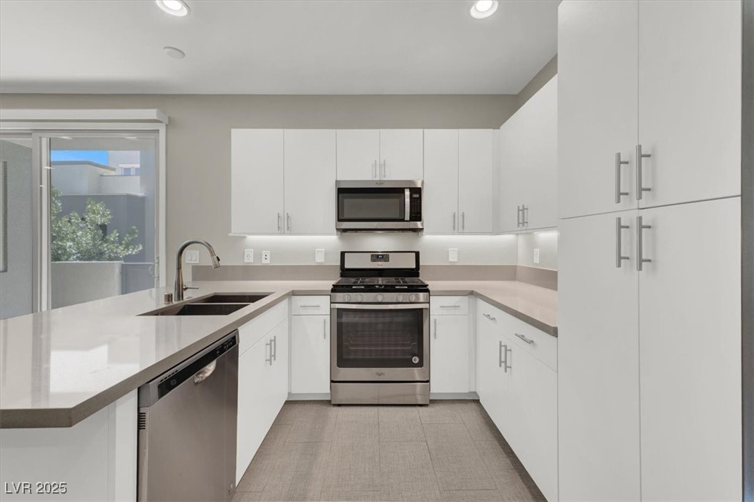 Las Vegas, Nevada 89135, United States, 2 Bedrooms Bedrooms, ,3 BathroomsBathrooms,Residential,Pending,205543