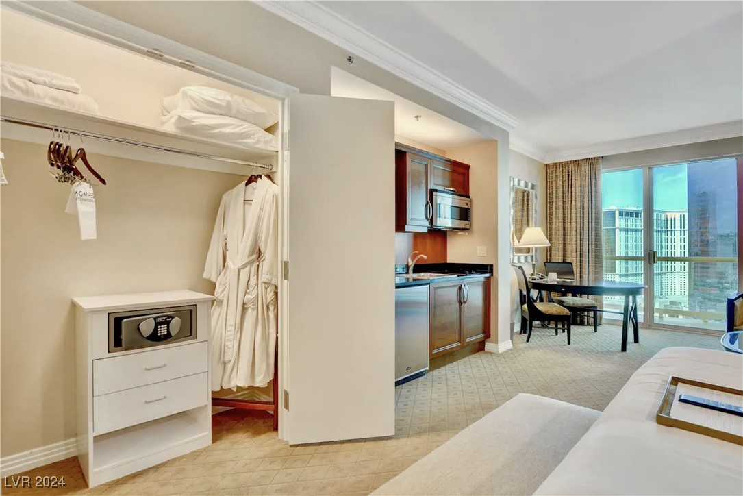 Las Vegas, Nevada 89109, United States, 1 Bedroom Bedrooms, ,1 BathroomBathrooms,Residential,Pending,24784