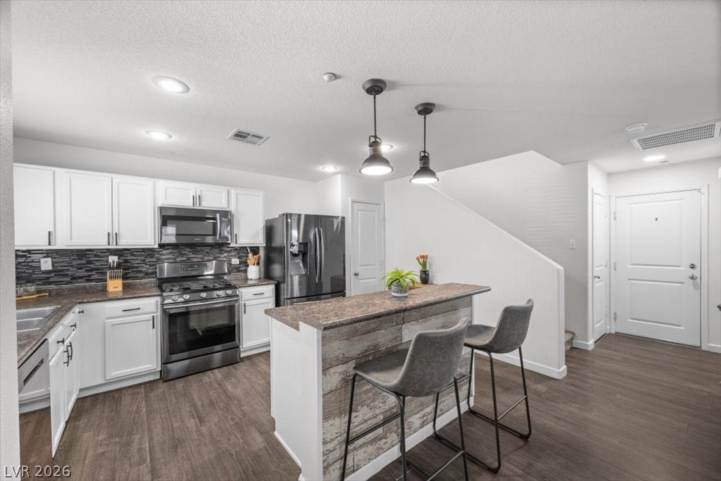 2066 Waterlily View Street