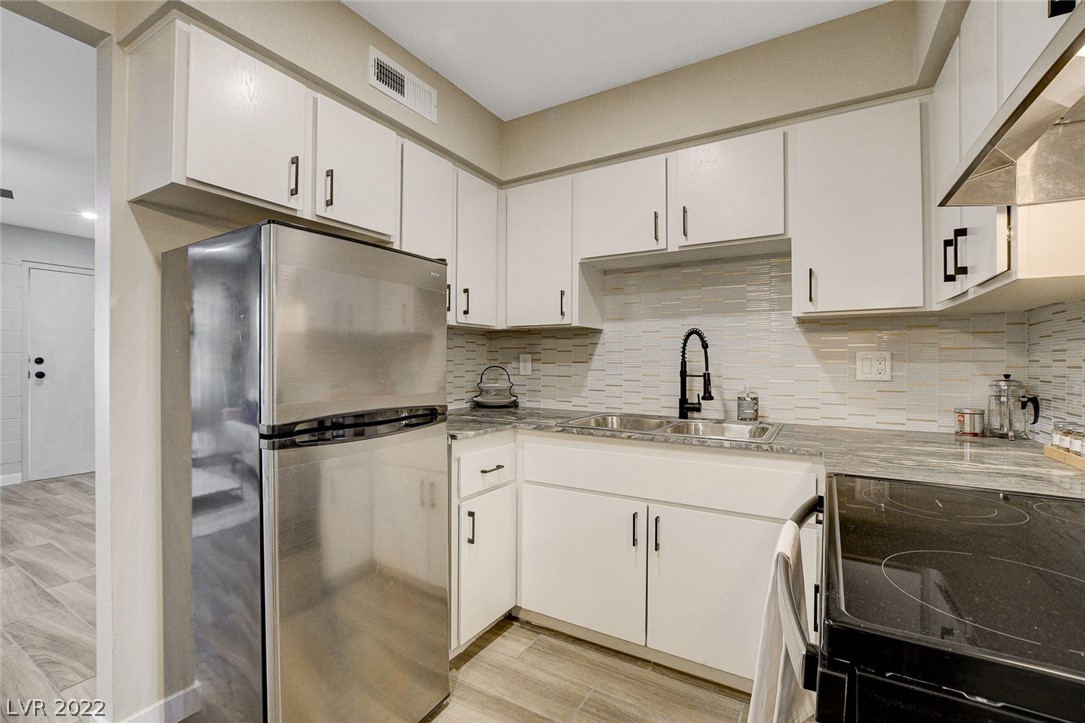 Photo 5 of 14 of 575 S Royal Crest Circle 5 condo
