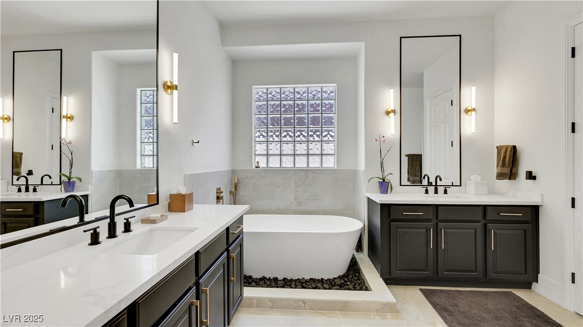 Las Vegas, Nevada 89138, United States, 4 Bedrooms Bedrooms, ,3 BathroomsBathrooms,Residential,Pending,212138