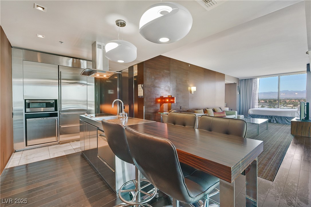 Las Vegas, Nevada 89103, United States, 1 Bedroom Bedrooms, ,2 BathroomsBathrooms,Residential,Active,241111