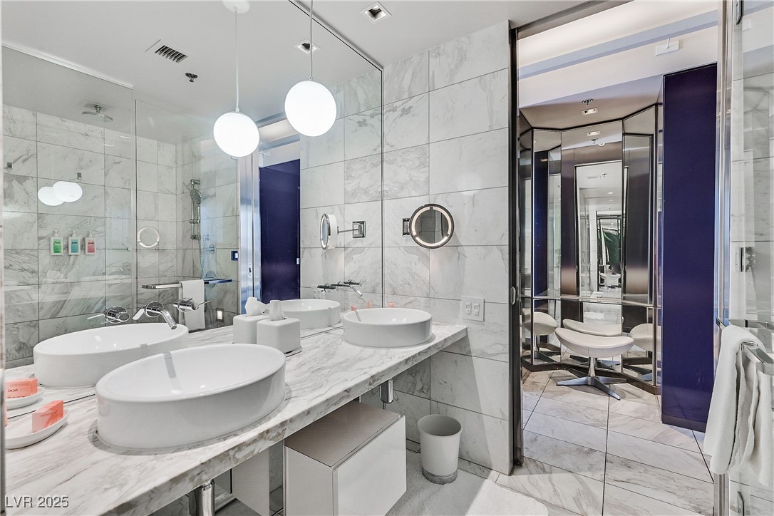 Las Vegas, Nevada 89103, United States, 1 Bedroom Bedrooms, ,2 BathroomsBathrooms,Residential,Active,241111