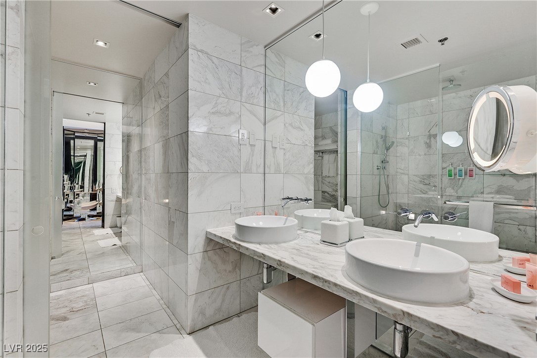 Las Vegas, Nevada 89103, United States, 1 Bedroom Bedrooms, ,2 BathroomsBathrooms,Residential,Active,241111