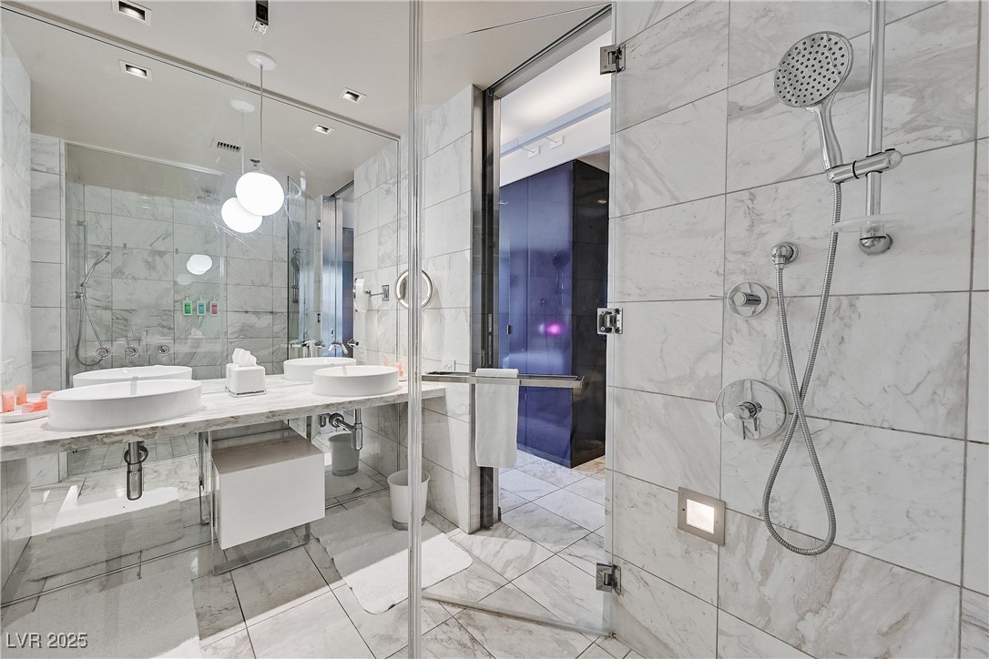 Las Vegas, Nevada 89103, United States, 1 Bedroom Bedrooms, ,2 BathroomsBathrooms,Residential,Active,241111