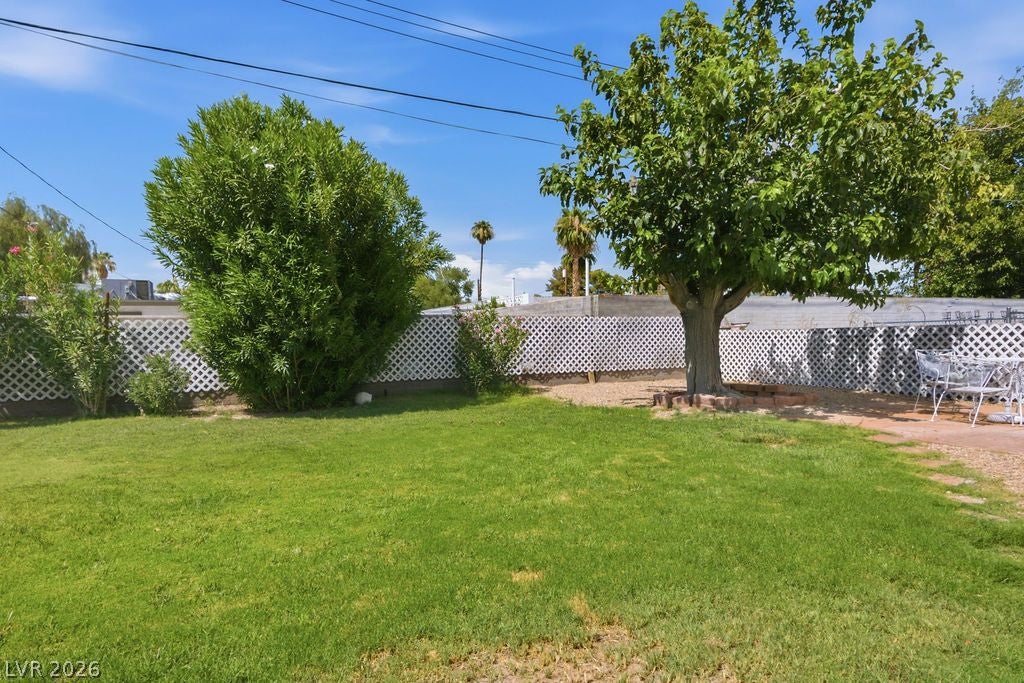 551 E Oakey Boulevard
