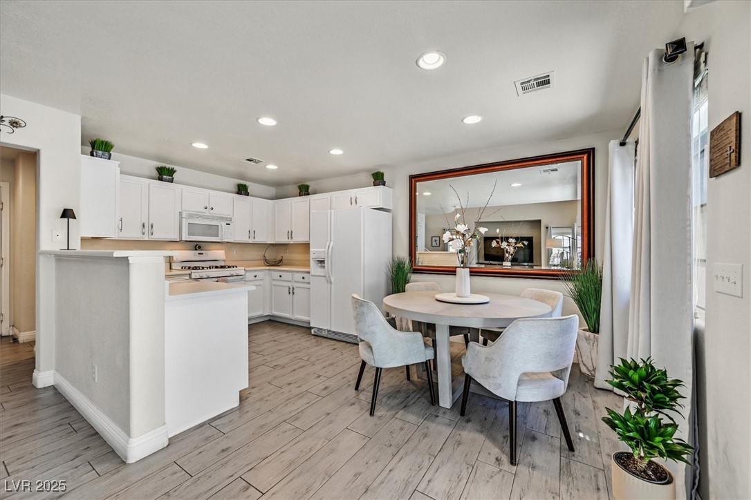 Las Vegas, Nevada 89183, United States, 2 Bedrooms Bedrooms, ,3 BathroomsBathrooms,Residential,Active,195935