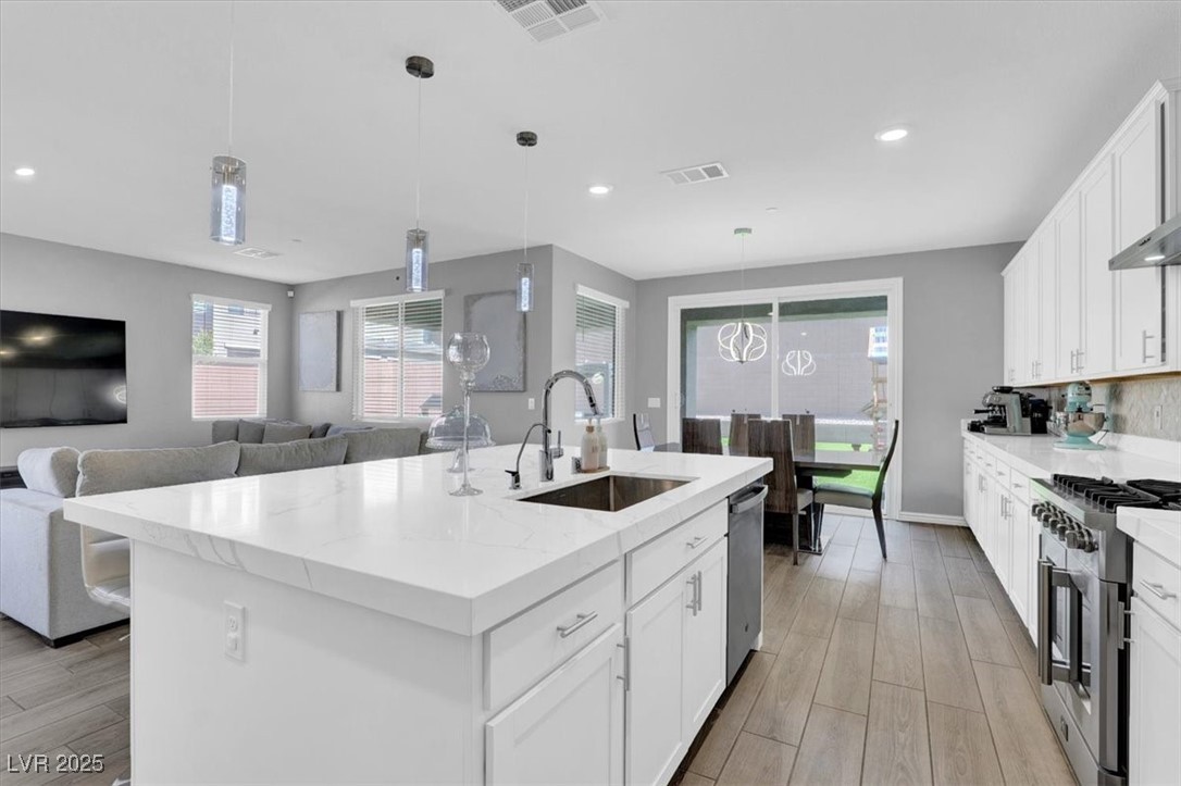 Henderson, Nevada 89012, United States, 5 Bedrooms Bedrooms, ,5 BathroomsBathrooms,Residential,Pending,127768