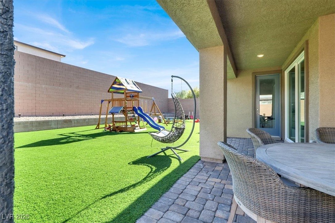 Henderson, Nevada 89012, United States, 5 Bedrooms Bedrooms, ,5 BathroomsBathrooms,Residential,Pending,127768