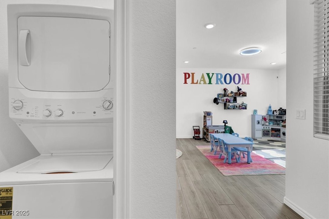 Henderson, Nevada 89012, United States, 5 Bedrooms Bedrooms, ,5 BathroomsBathrooms,Residential,Pending,127768