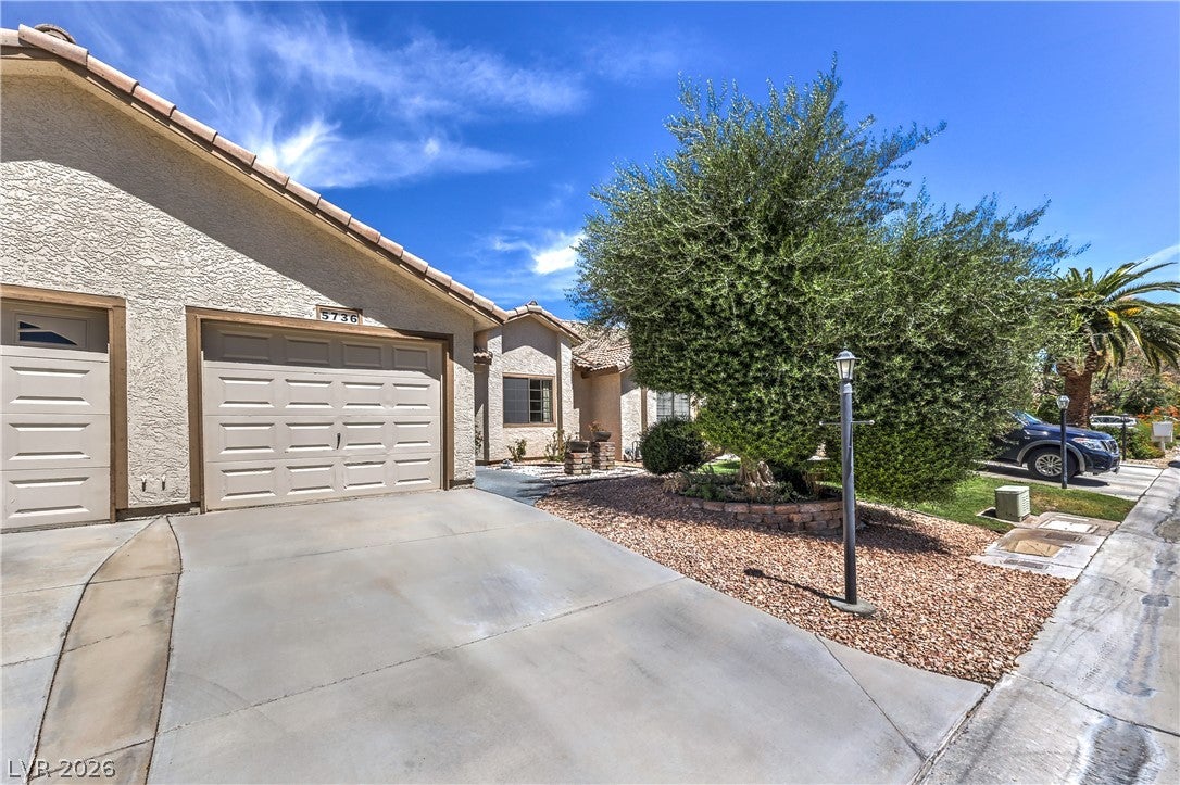 5736 Colwood Lane
