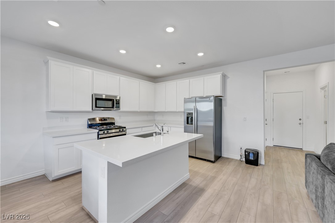 Henderson, Nevada 89015, United States, 2 Bedrooms Bedrooms, ,2 BathroomsBathrooms,Residential,Active,214714