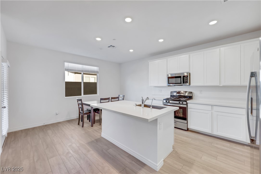 Henderson, Nevada 89015, United States, 2 Bedrooms Bedrooms, ,2 BathroomsBathrooms,Residential,Active,214714