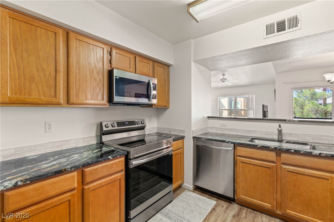 Las Vegas, Nevada 89118, United States, 2 Bedrooms Bedrooms, ,2 BathroomsBathrooms,Residential,Pending,208741