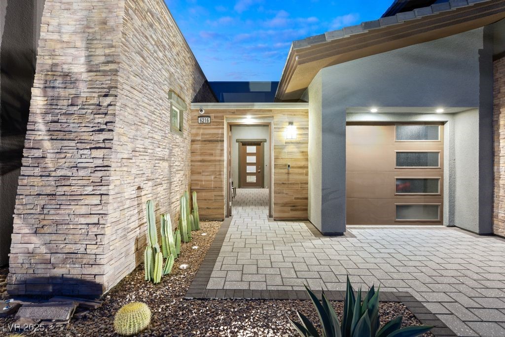 6216 BANDED STONES Court