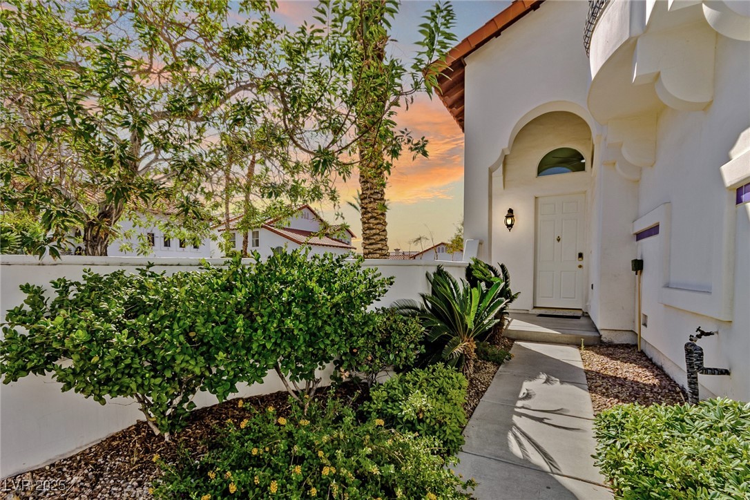 8779 Villa La Rae Avenue