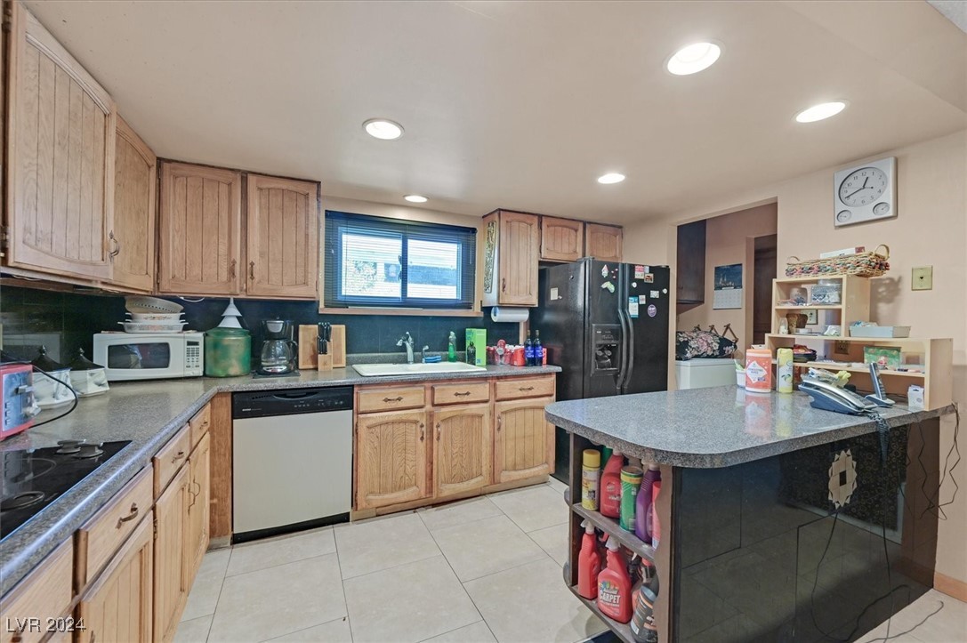 Las Vegas, Nevada 89121, United States, 3 Bedrooms Bedrooms, ,2 BathroomsBathrooms,Residential,Pending,41771