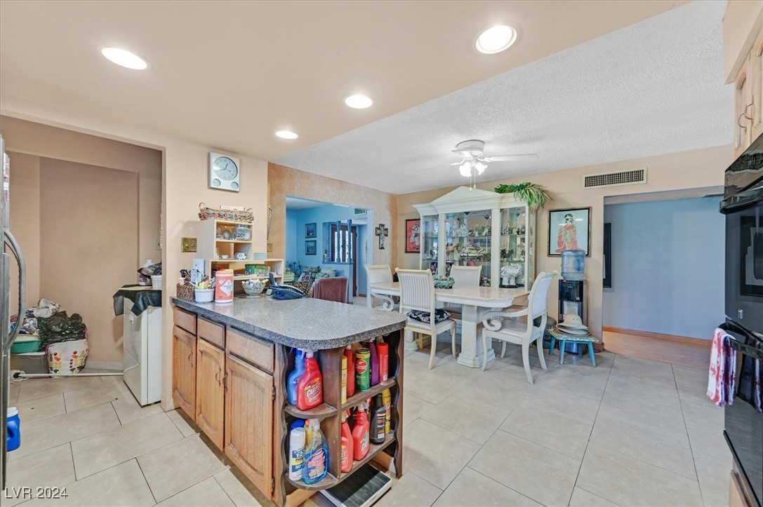 Las Vegas, Nevada 89121, United States, 3 Bedrooms Bedrooms, ,2 BathroomsBathrooms,Residential,Pending,41771