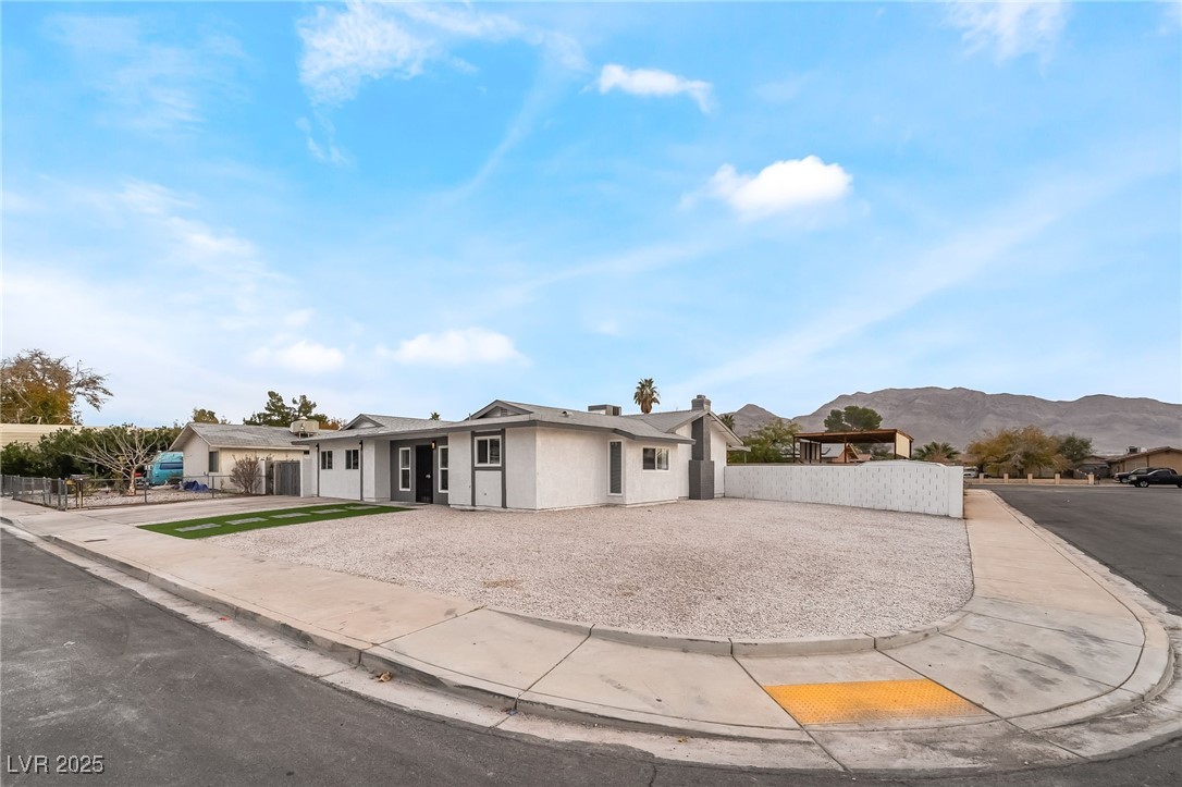 Properties 3 652 Red Lake Way