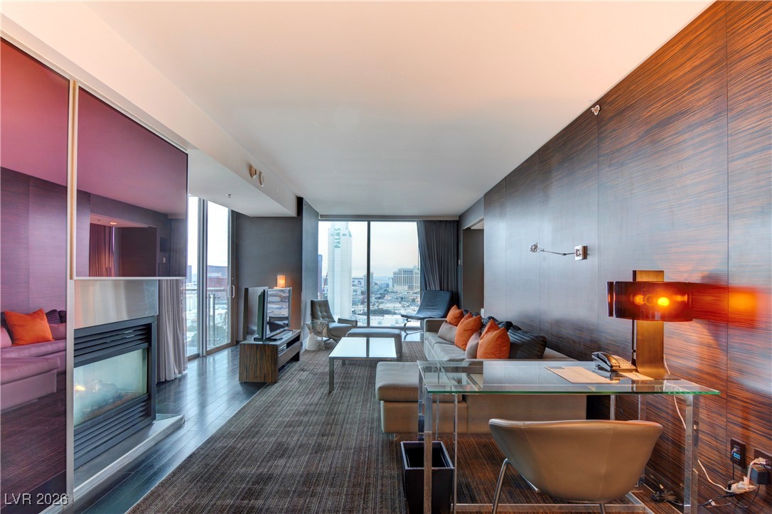 4381 W Flamingo Road 19302