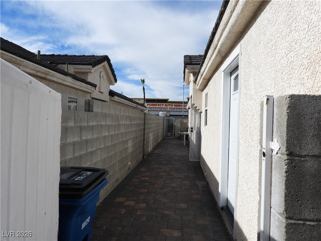 4281 Village Hills Street