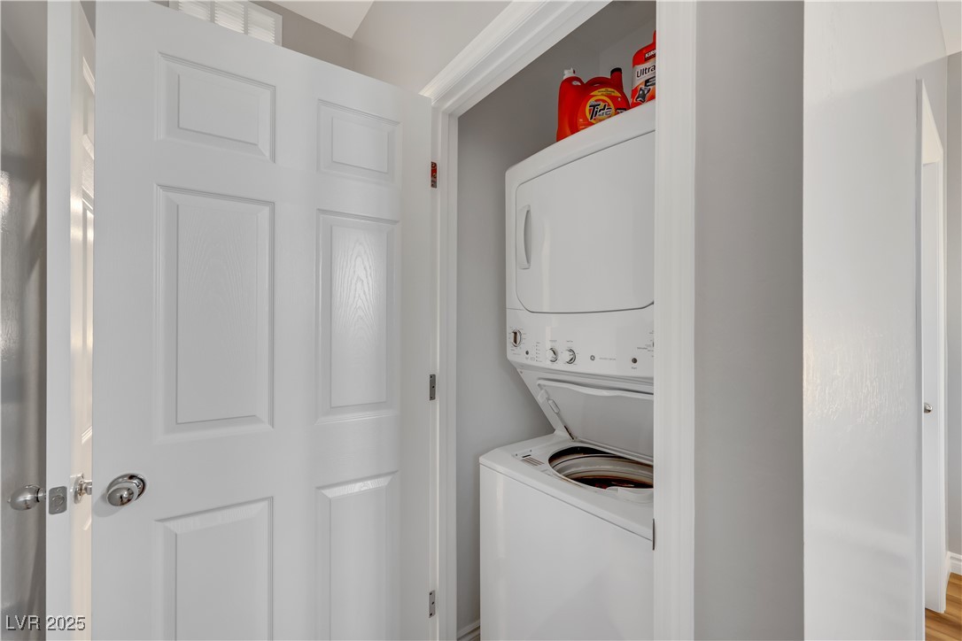 Las Vegas, Nevada 89166, United States, 4 Bedrooms Bedrooms, ,4 BathroomsBathrooms,Residential,Pending,81467