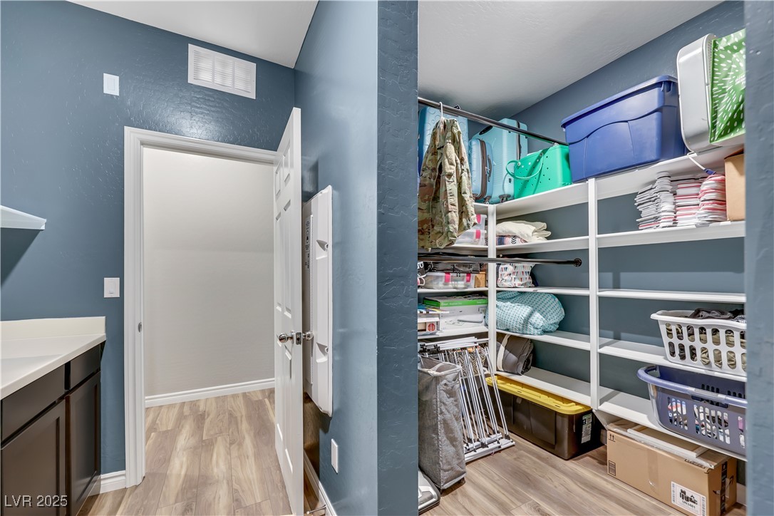 Las Vegas, Nevada 89166, United States, 4 Bedrooms Bedrooms, ,4 BathroomsBathrooms,Residential,Pending,81467