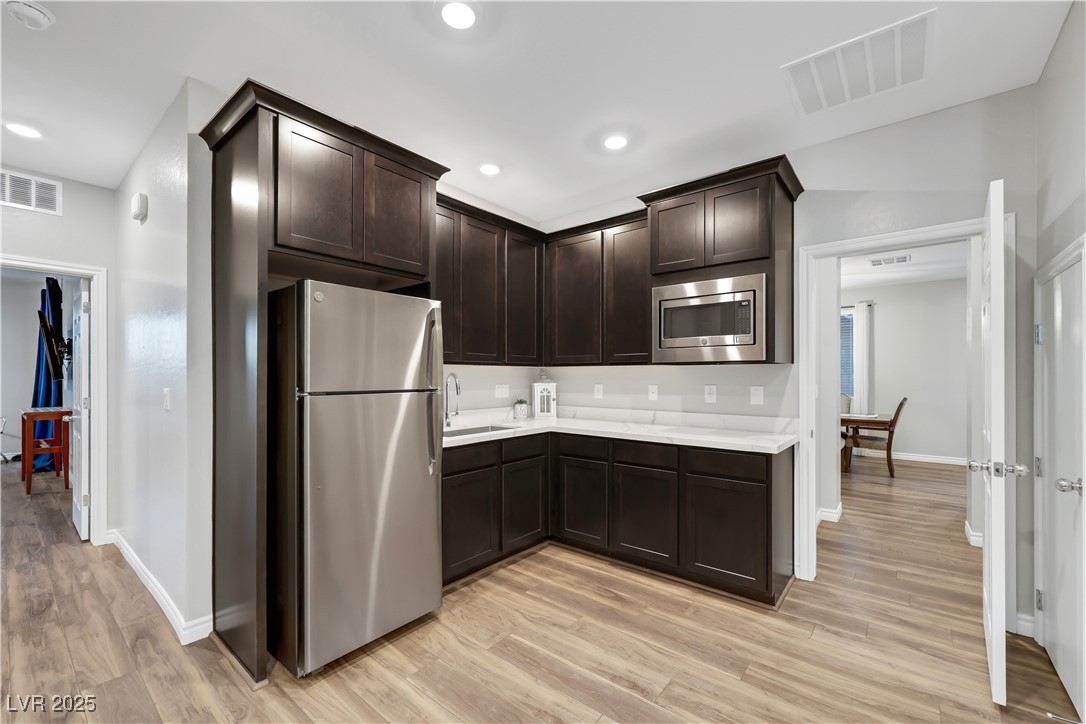 Las Vegas, Nevada 89166, United States, 4 Bedrooms Bedrooms, ,4 BathroomsBathrooms,Residential,Pending,81467