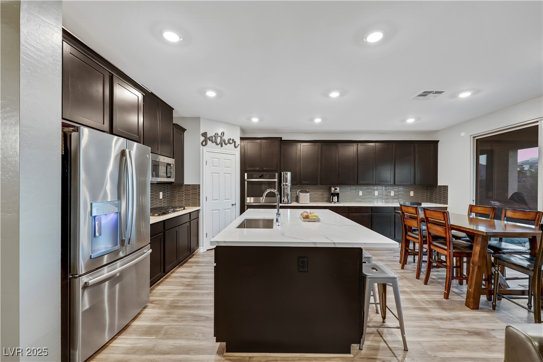 Las Vegas, Nevada 89166, United States, 4 Bedrooms Bedrooms, ,4 BathroomsBathrooms,Residential,Pending,81467