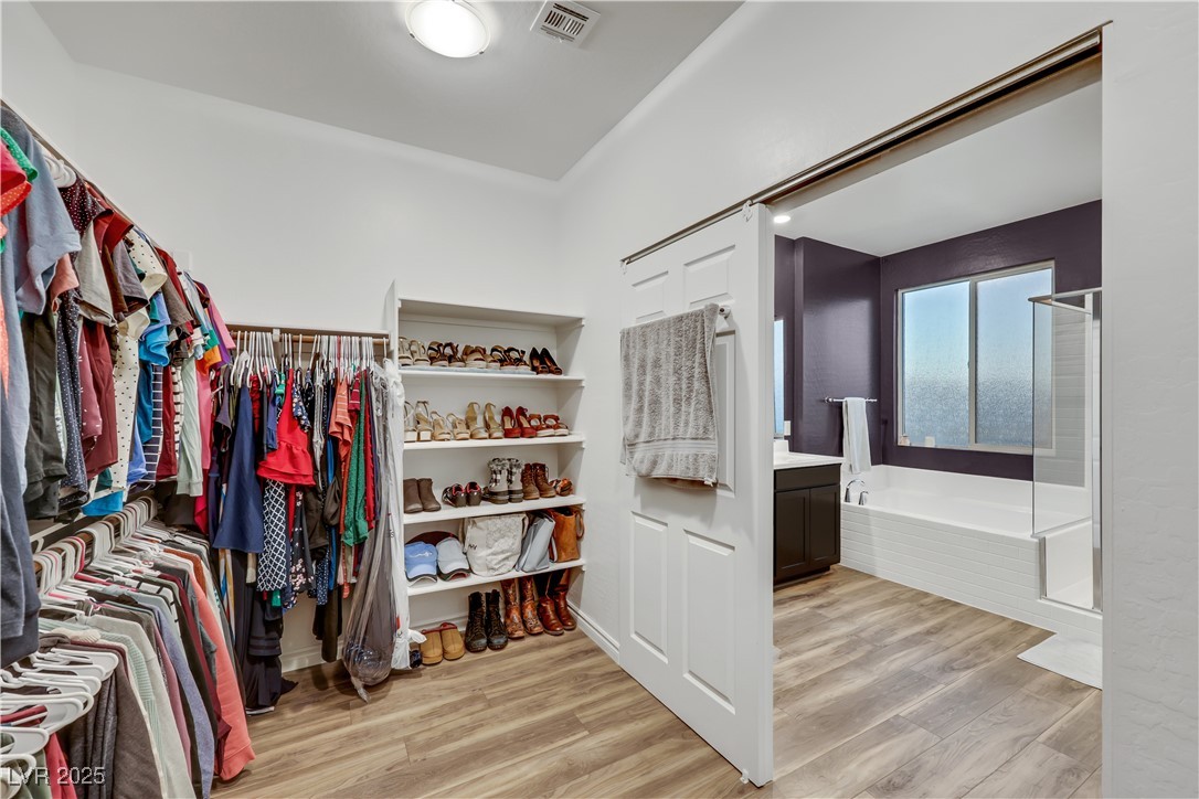 Las Vegas, Nevada 89166, United States, 4 Bedrooms Bedrooms, ,4 BathroomsBathrooms,Residential,Pending,81467