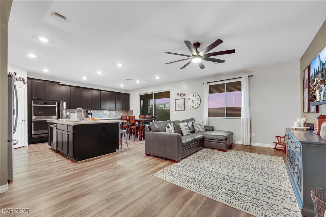 Las Vegas, Nevada 89166, United States, 4 Bedrooms Bedrooms, ,4 BathroomsBathrooms,Residential,Pending,81467