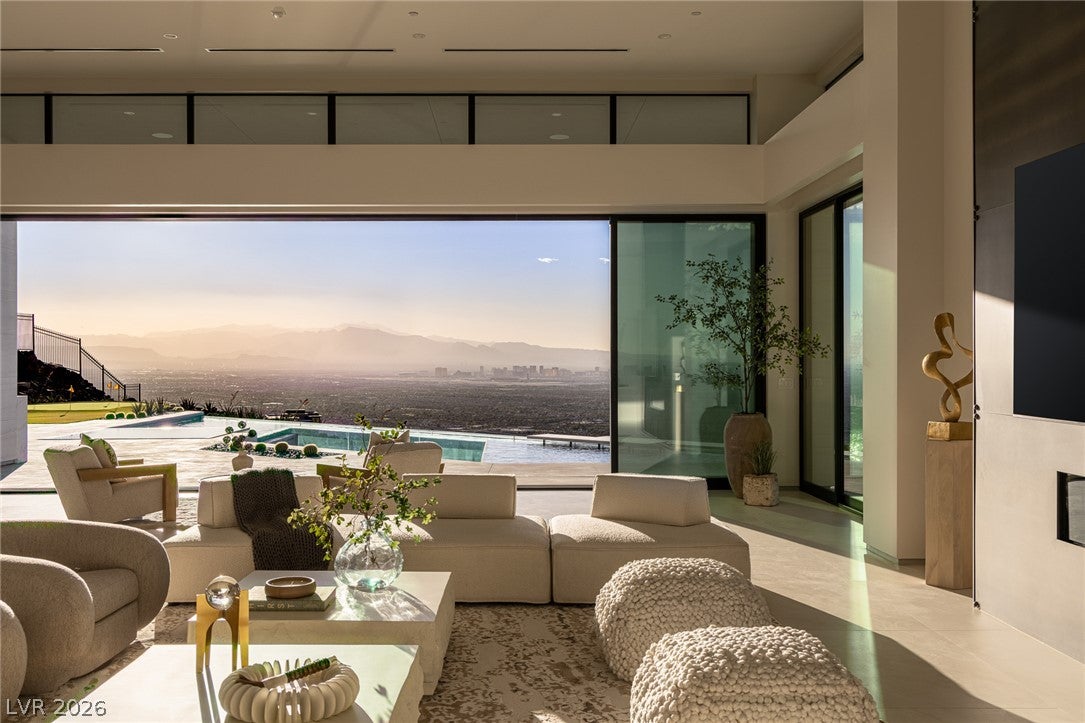 563 Grand Rim Drive