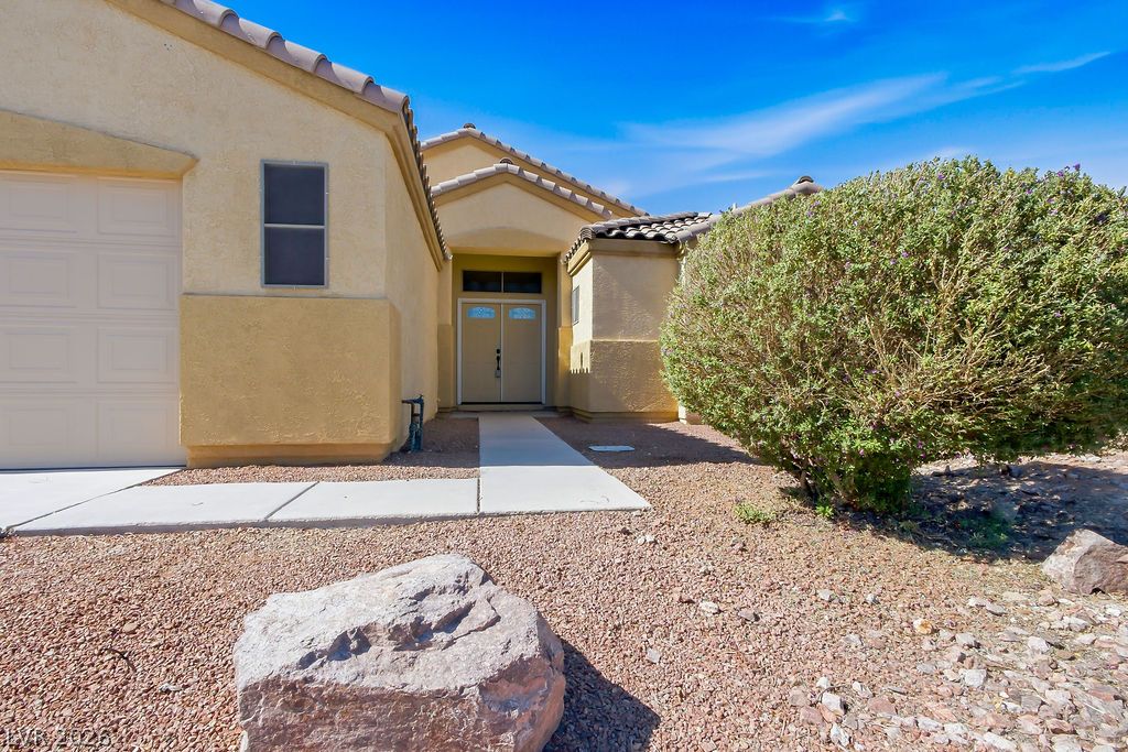 1208 E El Campo Grande Avenue