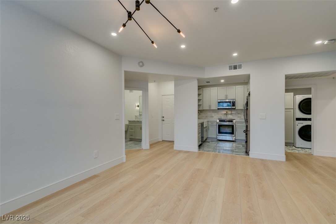 Las Vegas, Nevada 89103, United States, 2 Bedrooms Bedrooms, ,2 BathroomsBathrooms,Residential,Active,212163