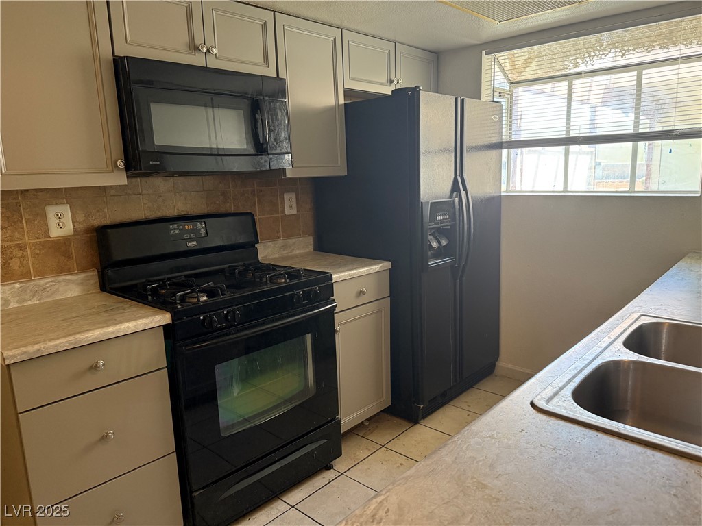 Las Vegas, Nevada 89110, United States, 2 Bedrooms Bedrooms, ,2 BathroomsBathrooms,Residential,Active,229691