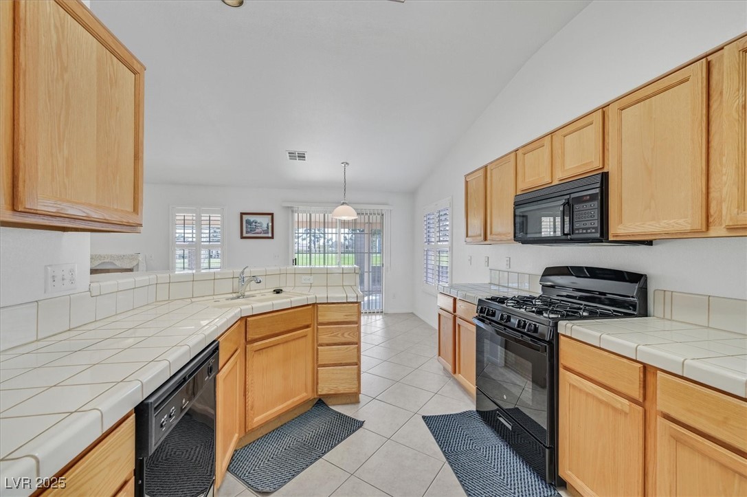 Las Vegas, Nevada 89130, United States, 3 Bedrooms Bedrooms, ,2 BathroomsBathrooms,Residential,Pending,79128