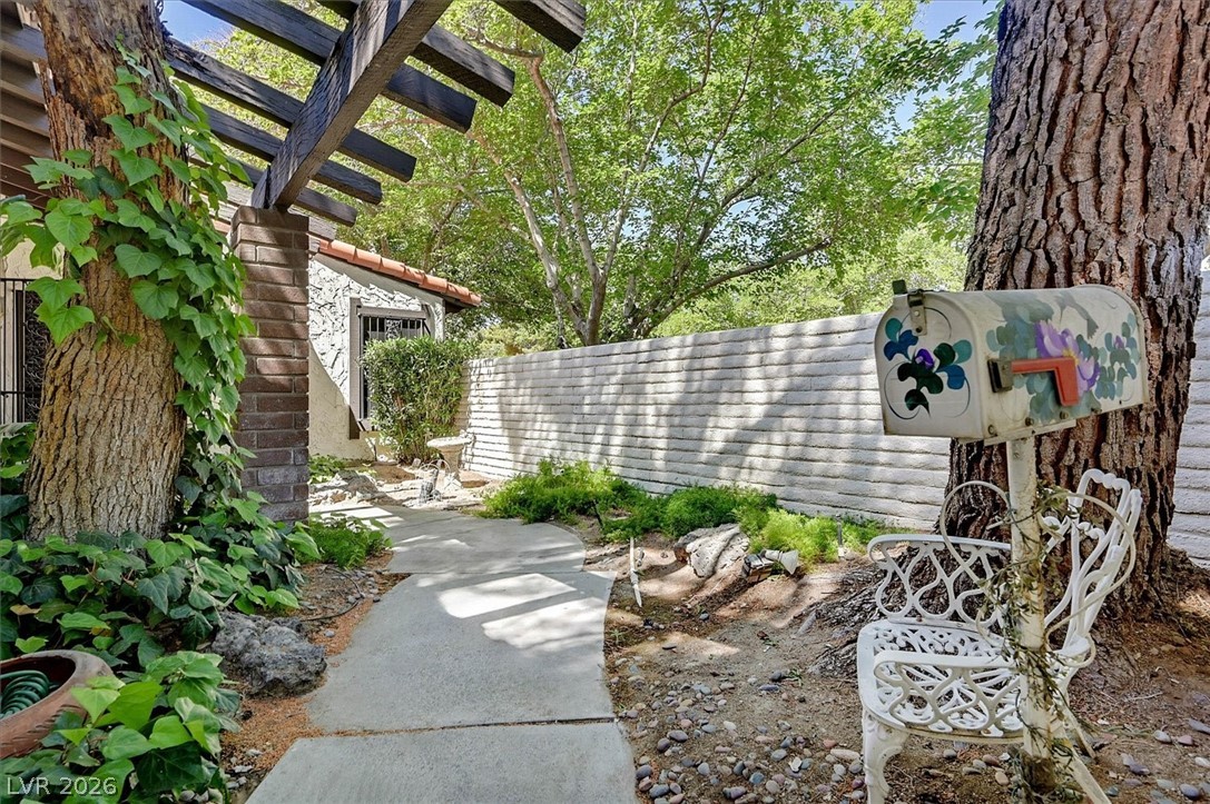 2200 Plaza Del Robles